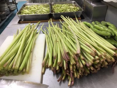 山ふきの佃煮に奮闘